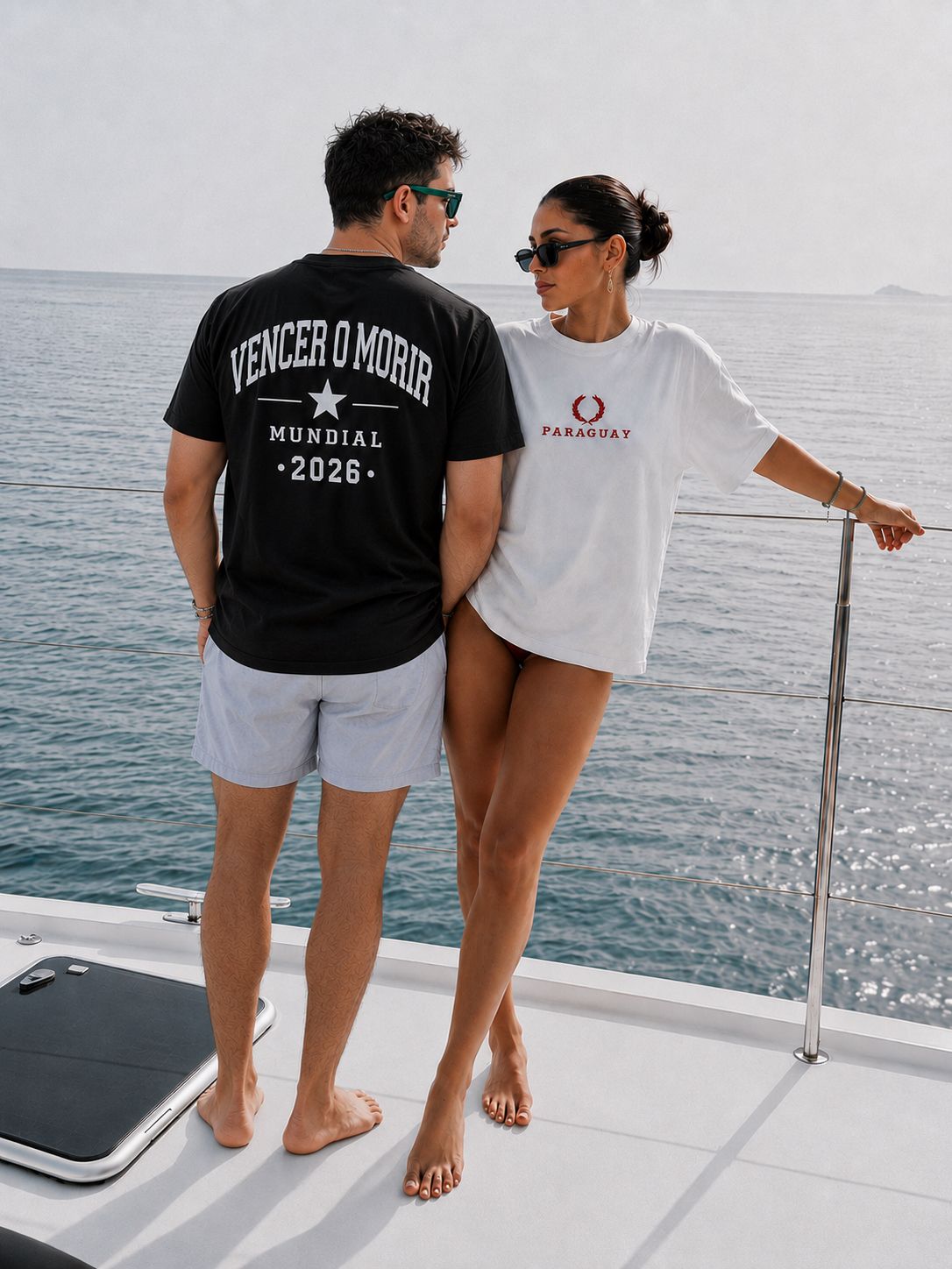Pareja en barco con camisetas MIPY Vencer o Morir - Mundial 2026