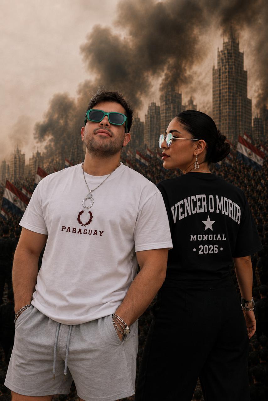 MIPY Colección Mundial 2026 - Pareja con camisetas Vencer o Morir entre banderas paraguayas